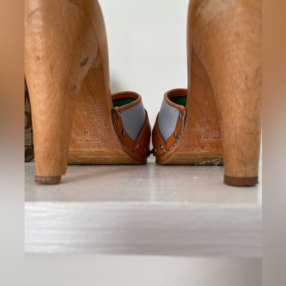 SOLD***💫VINTAGE COACH WOODEN MULE HEELS! 💫 - Picture 4 of 12